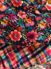 Load image into Gallery viewer, Short sleeved color block tee
